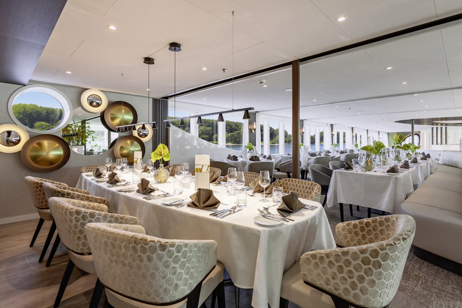 The restaurant aboard the AMADEUS Cara