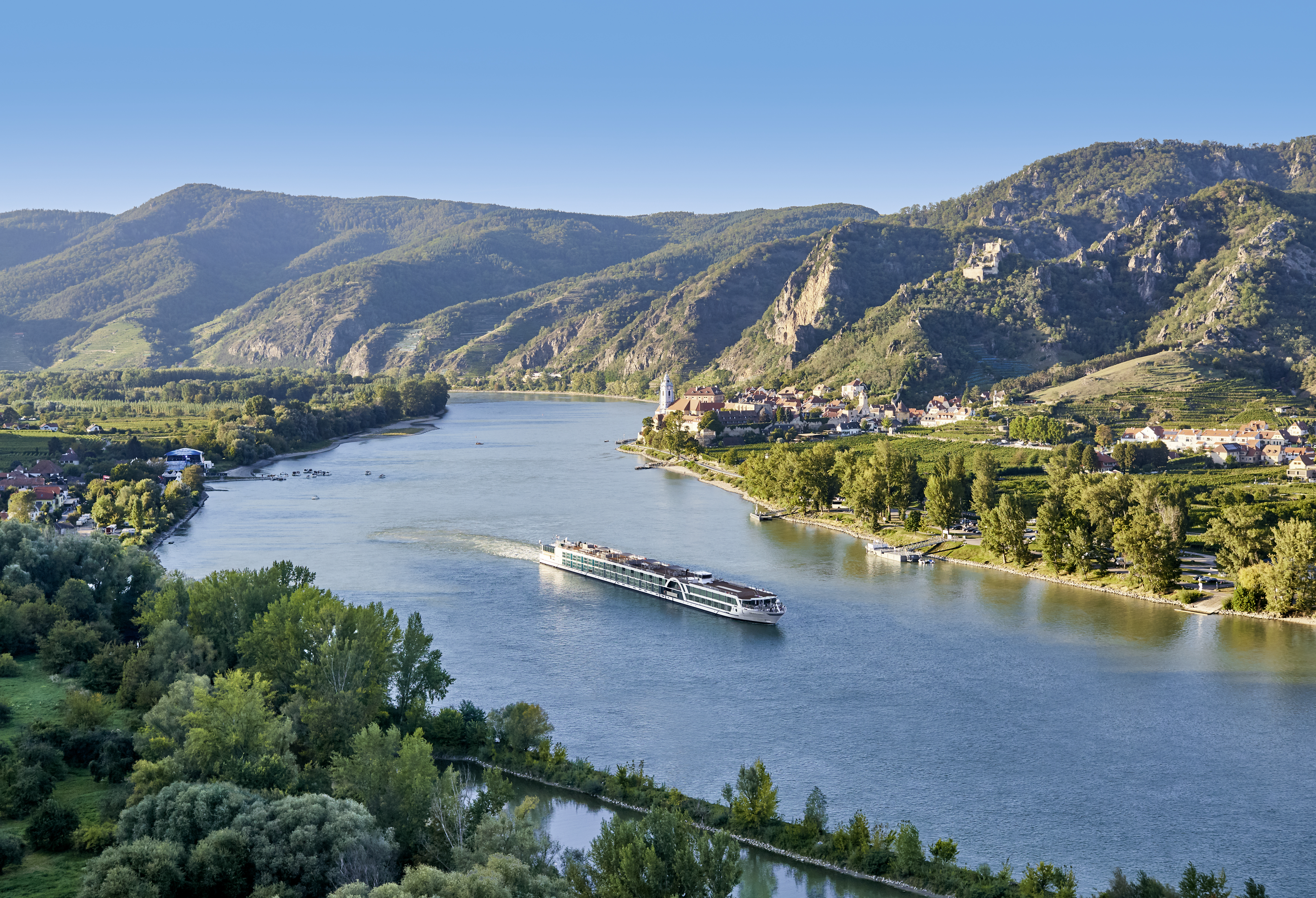AMADEUS Queen frente a Dürnstein, en el Wachau
