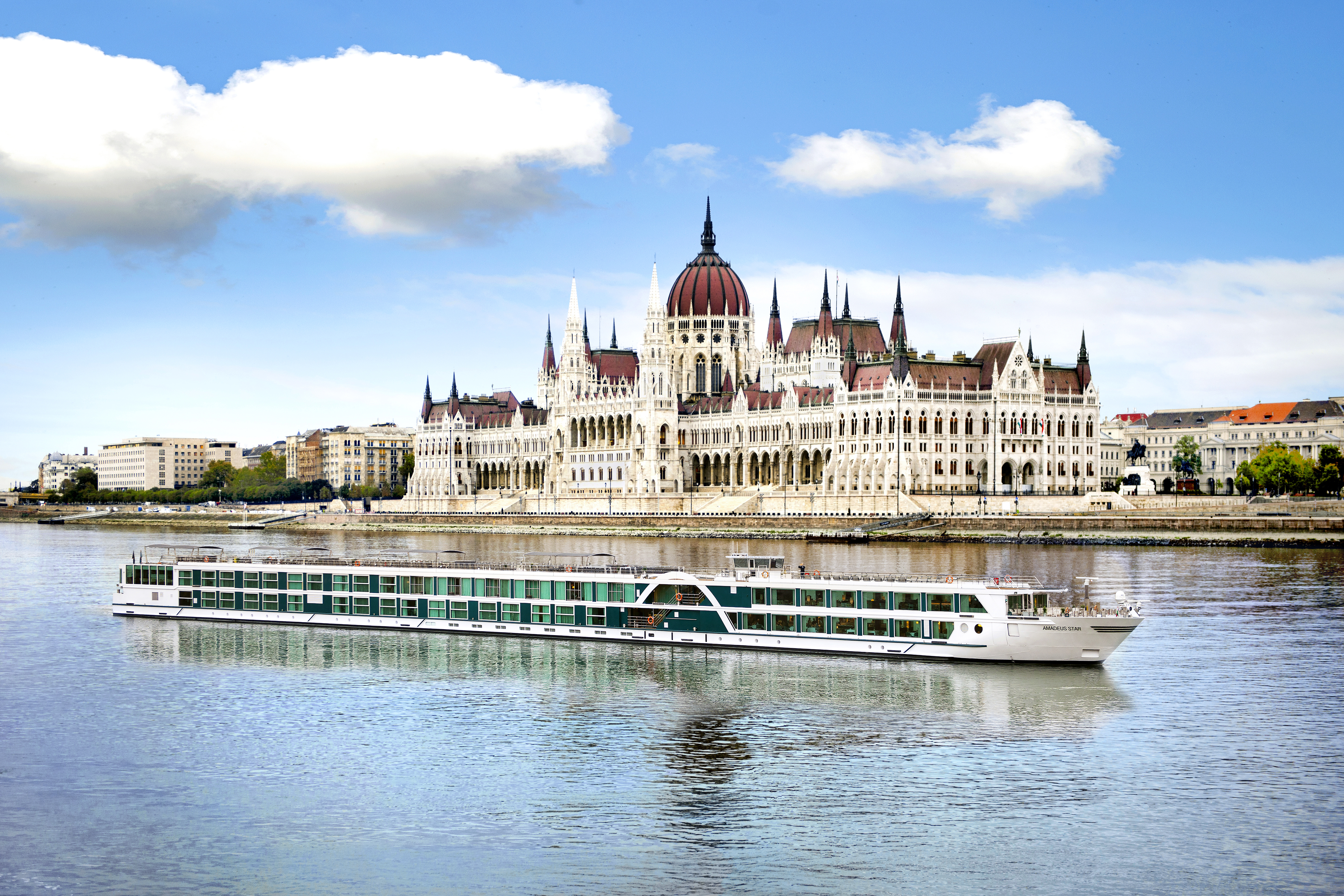 AMADEUS Star frente al Parlamento de Budapest