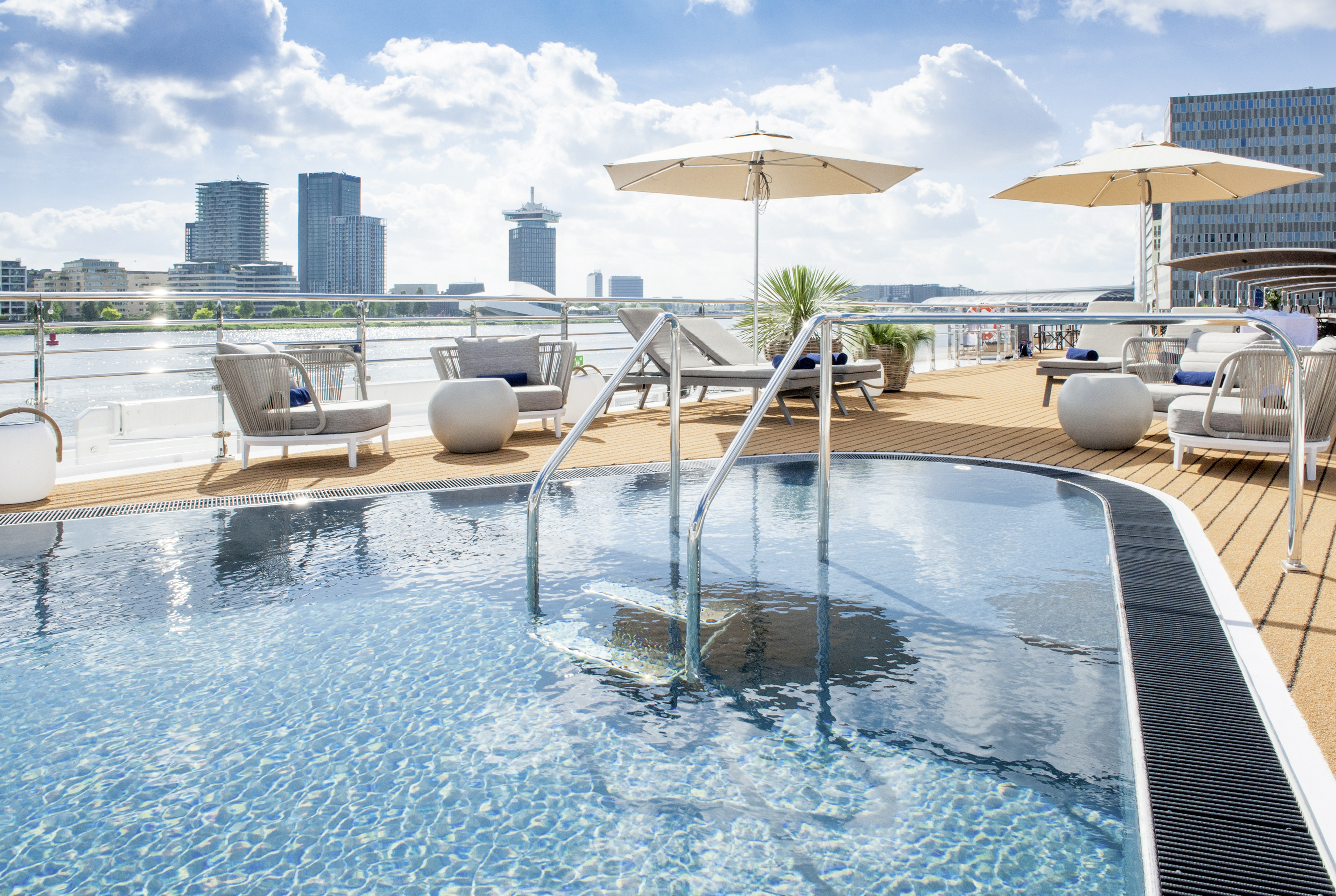 Piscina en el Sun Deck del AMADEUS Nova